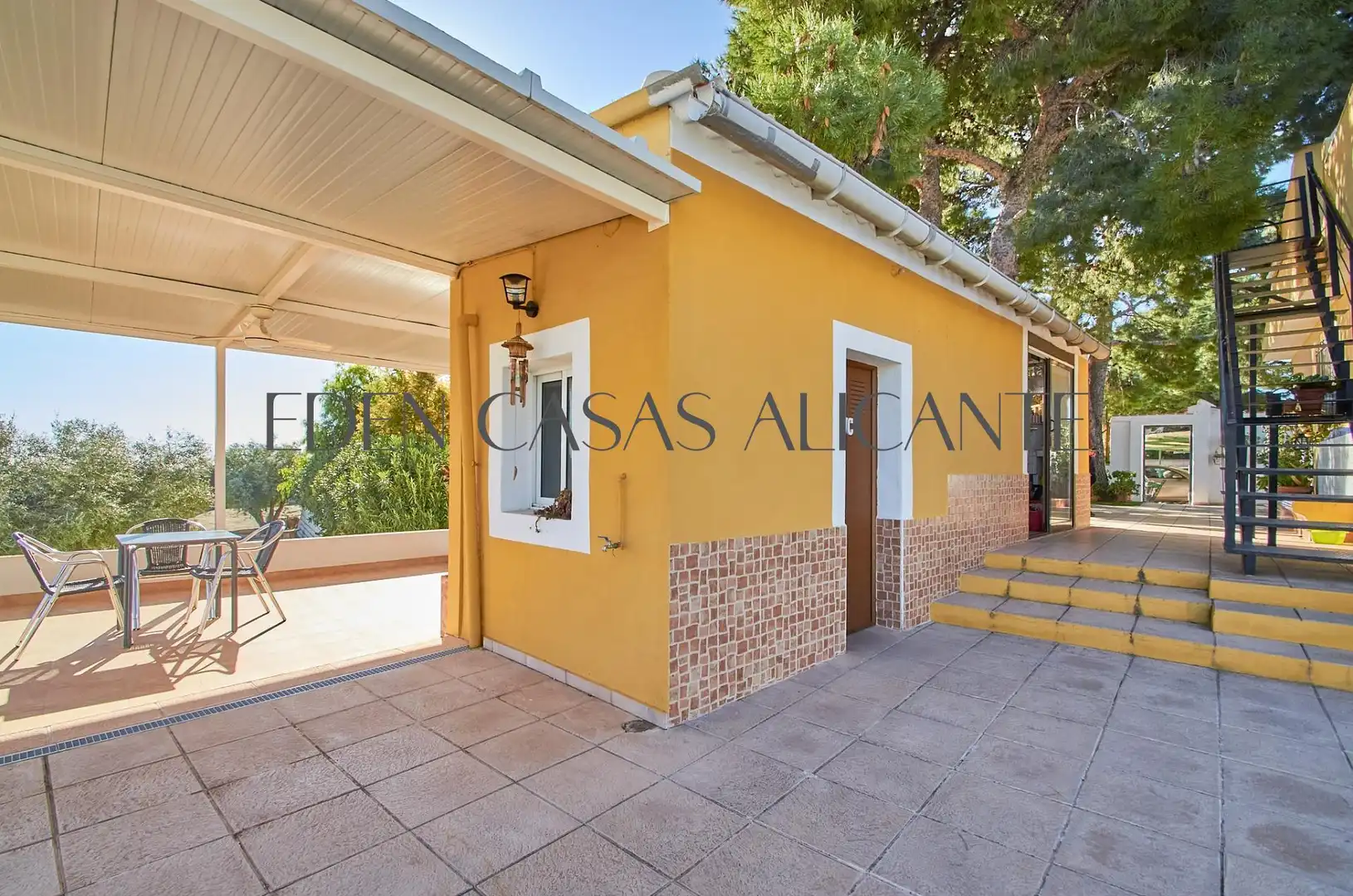 Vista exterior de Casa o xalet en venda en Alicante / Alacant amb Aire condicionat, Jardí privat i Terrassa