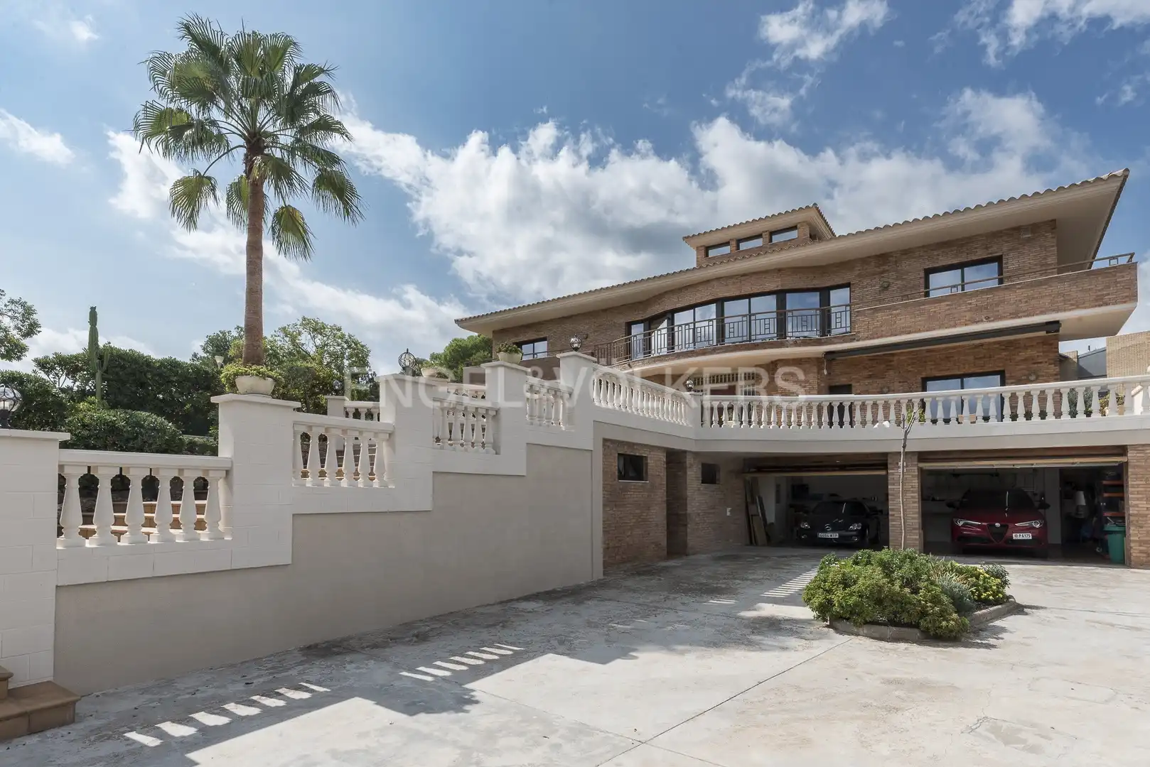 Vista exterior de Casa o xalet en venda en Vilanova i la Geltrú amb Aire condicionat, Calefacció i Jardí privat
