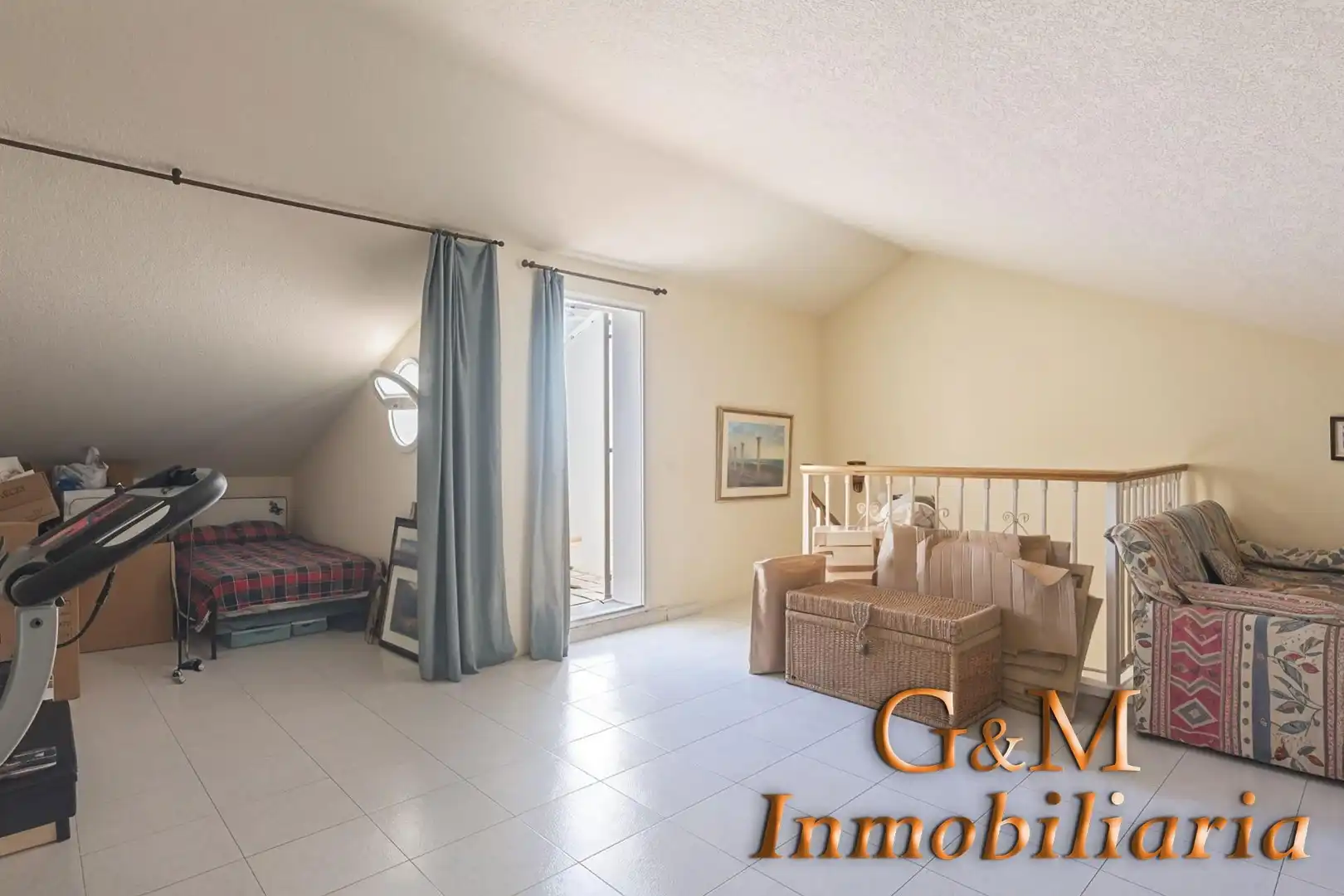 Terrasse von Einfamilien-Reihenhaus zum Verkauf in Estepona mit Privatgarten, Terrasse und Balkon