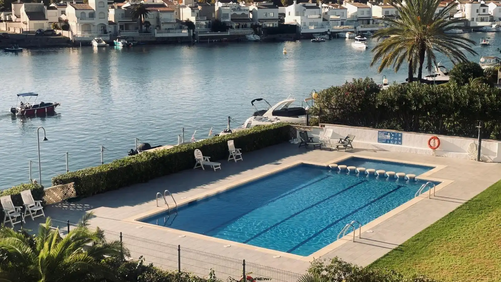 Piscina de Apartament en venda en Empuriabrava amb Aire condicionat, Calefacció i Jardí privat