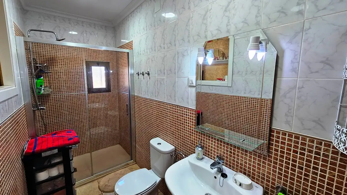 Bany de Casa o xalet en venda en Cumbres Mayores amb Aire condicionat, Jardí privat i Terrassa