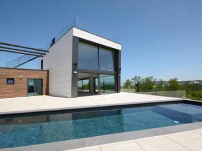 Vista exterior de Casa o xalet en venda en Donostia - San Sebastián  amb Aire condicionat, Terrassa i Piscina