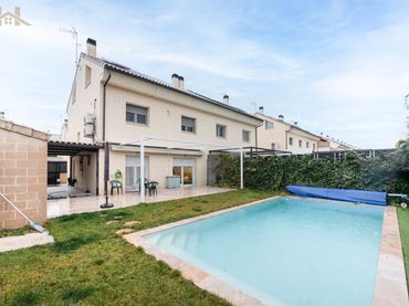Doppelhaushälfte mit Pool zum Verkauf in Calle Simone de Beauvoir 32