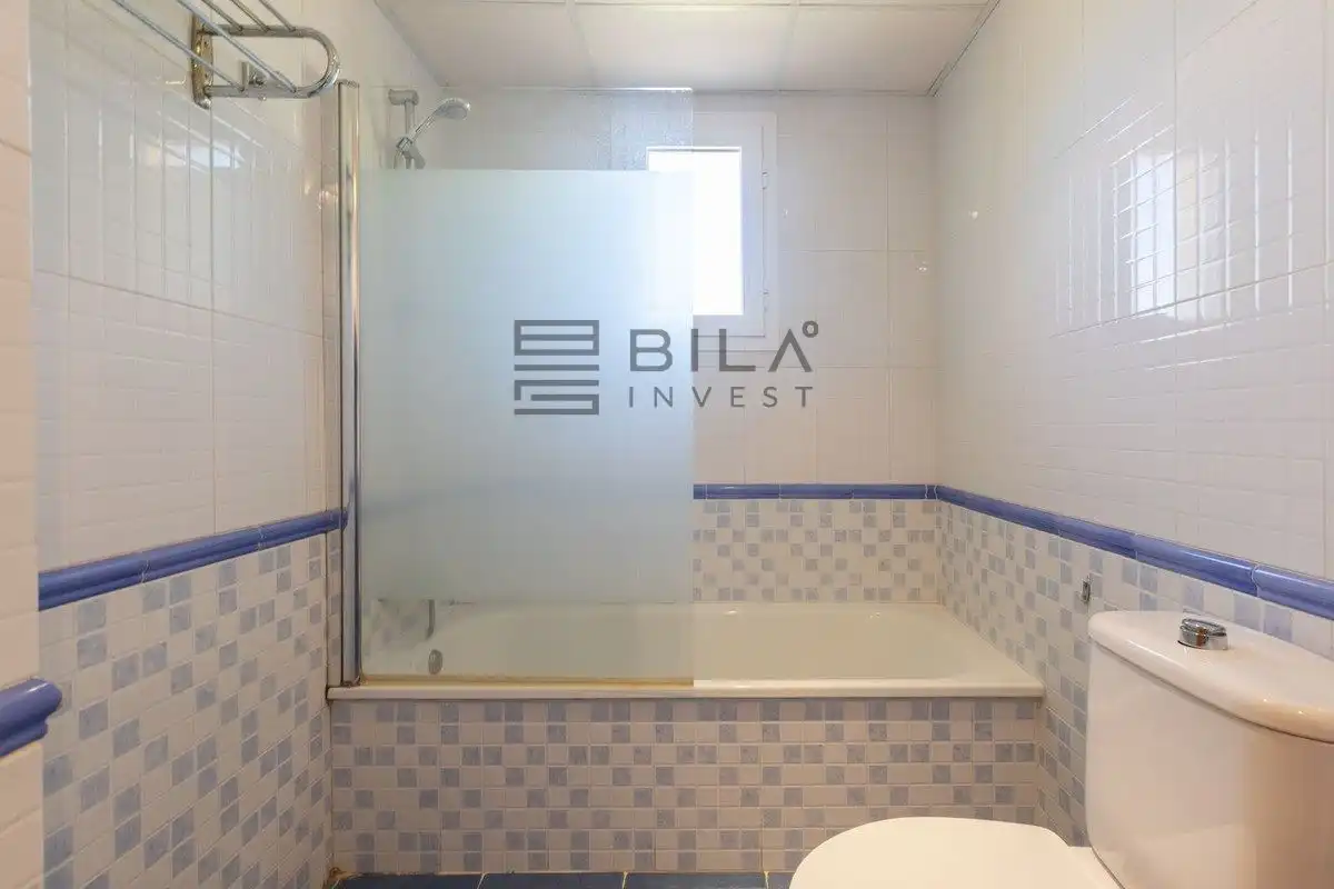 Bathroom of Flat for sale in Marbella  with Air Conditioner, Terrace and Swimming Pool