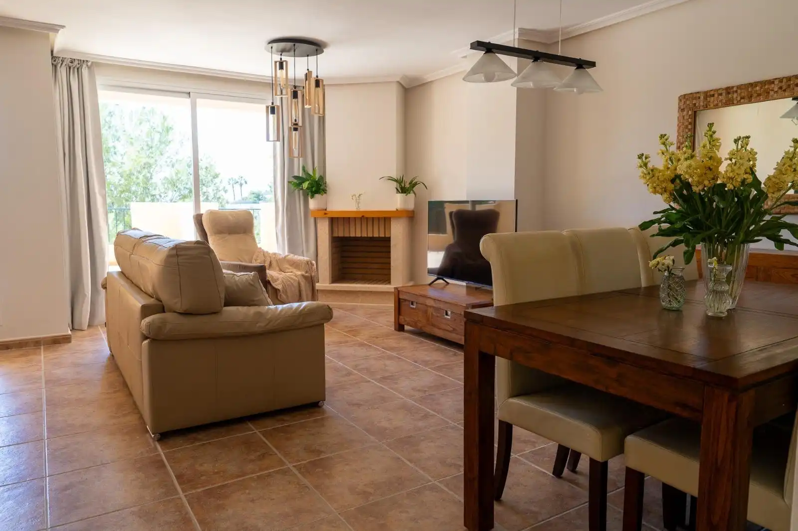 Wohnzimmer von Einfamilien-Reihenhaus zum Verkauf in Altea mit Klimaanlage, Heizung und Privatgarten