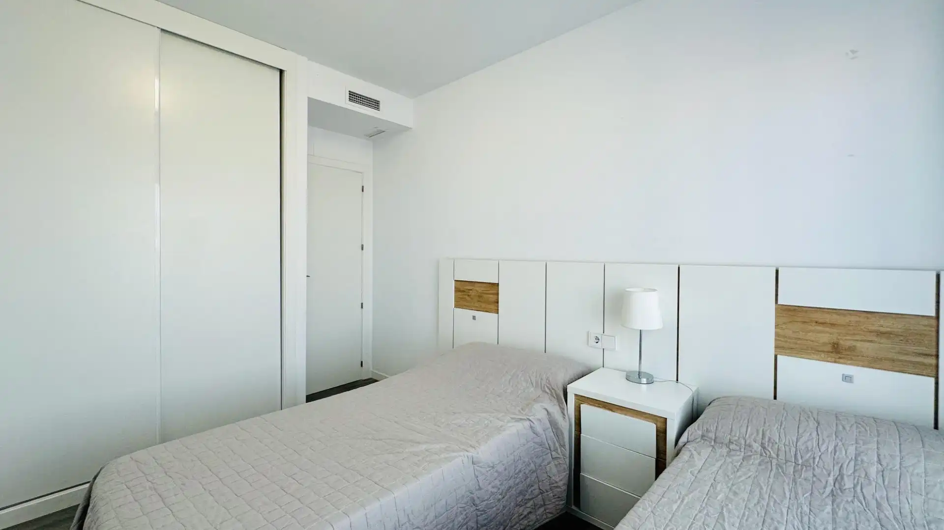 Habitación de Apartamento de alquiler en Finestrat con Aire acondicionado, Calefacción y Terraza