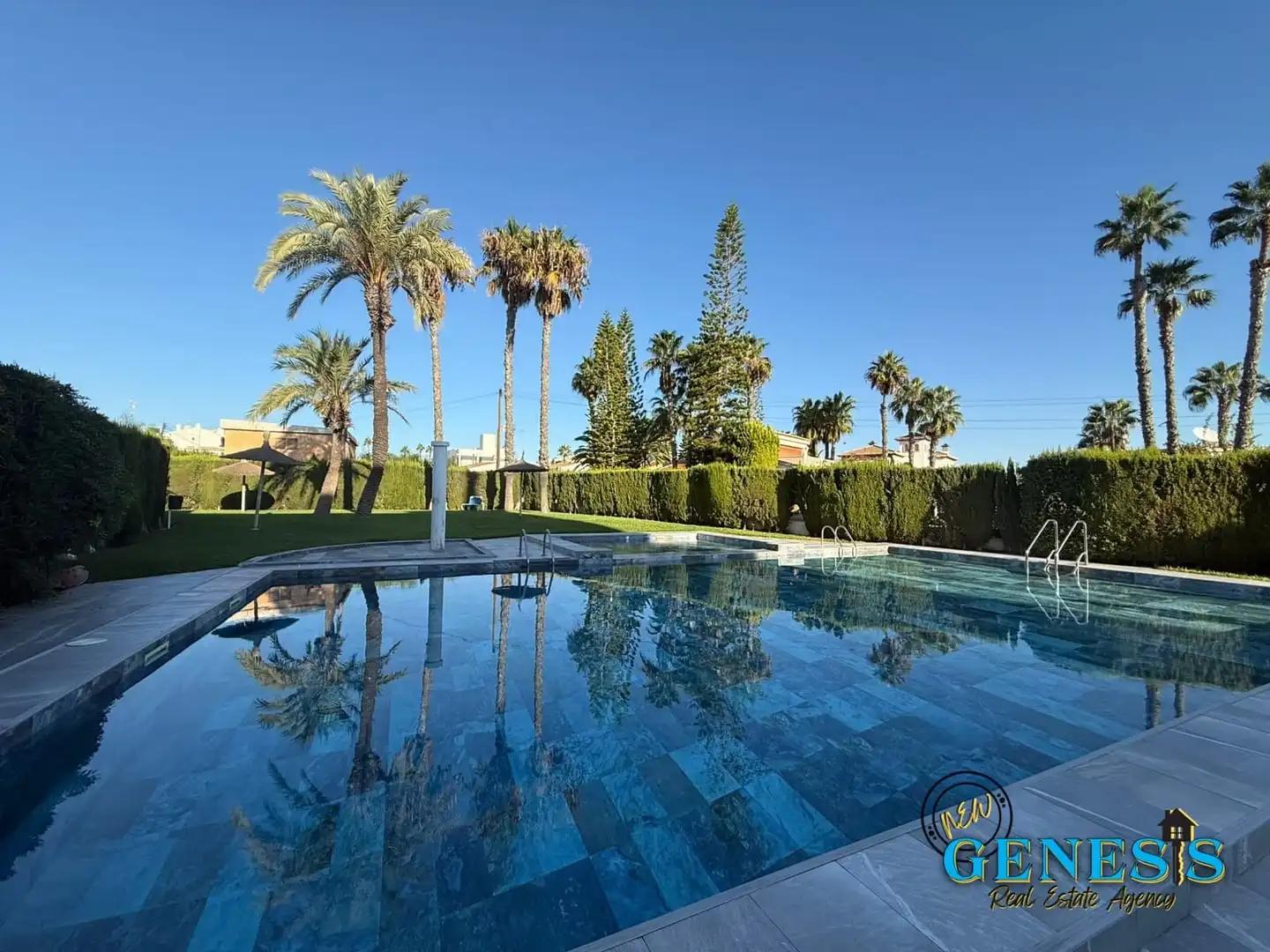 Piscina de Ático en venta en Orihuela con Aire acondicionado, Terraza y Amueblado