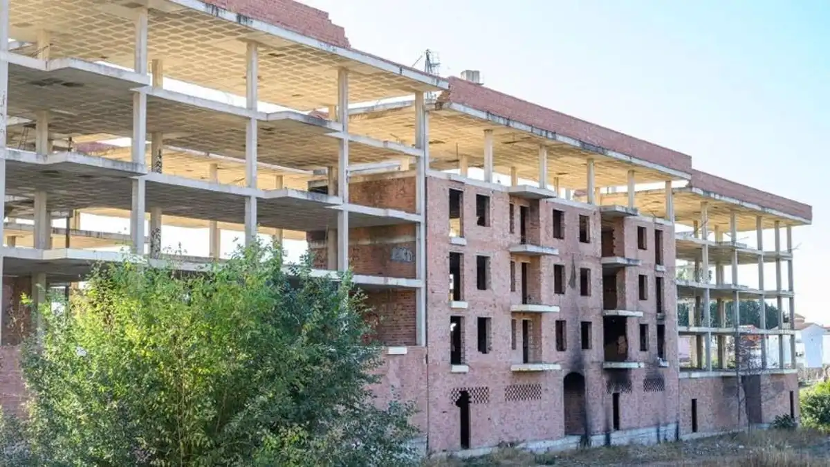 Außenansicht von Gebäude zum Verkauf in Linares