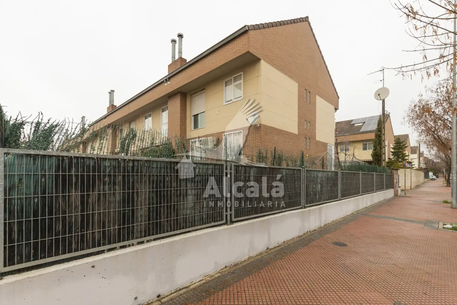 Außenansicht von Einfamilien-Reihenhaus zum Verkauf in Alcalá de Henares mit Heizung und Terrasse