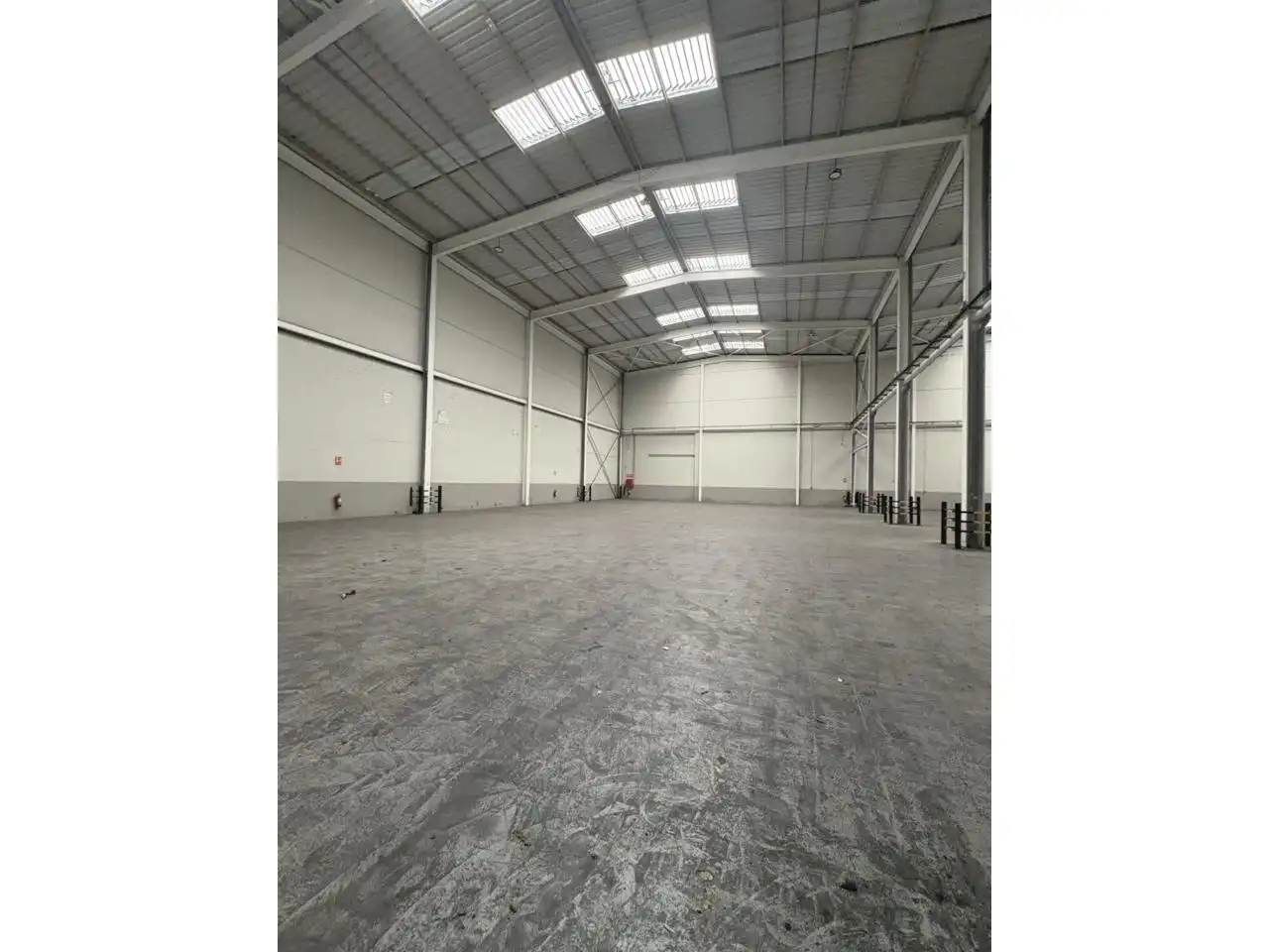Vista exterior de Nave industrial de alquiler en El Prat de Llobregat con Calefacción y Alarma
