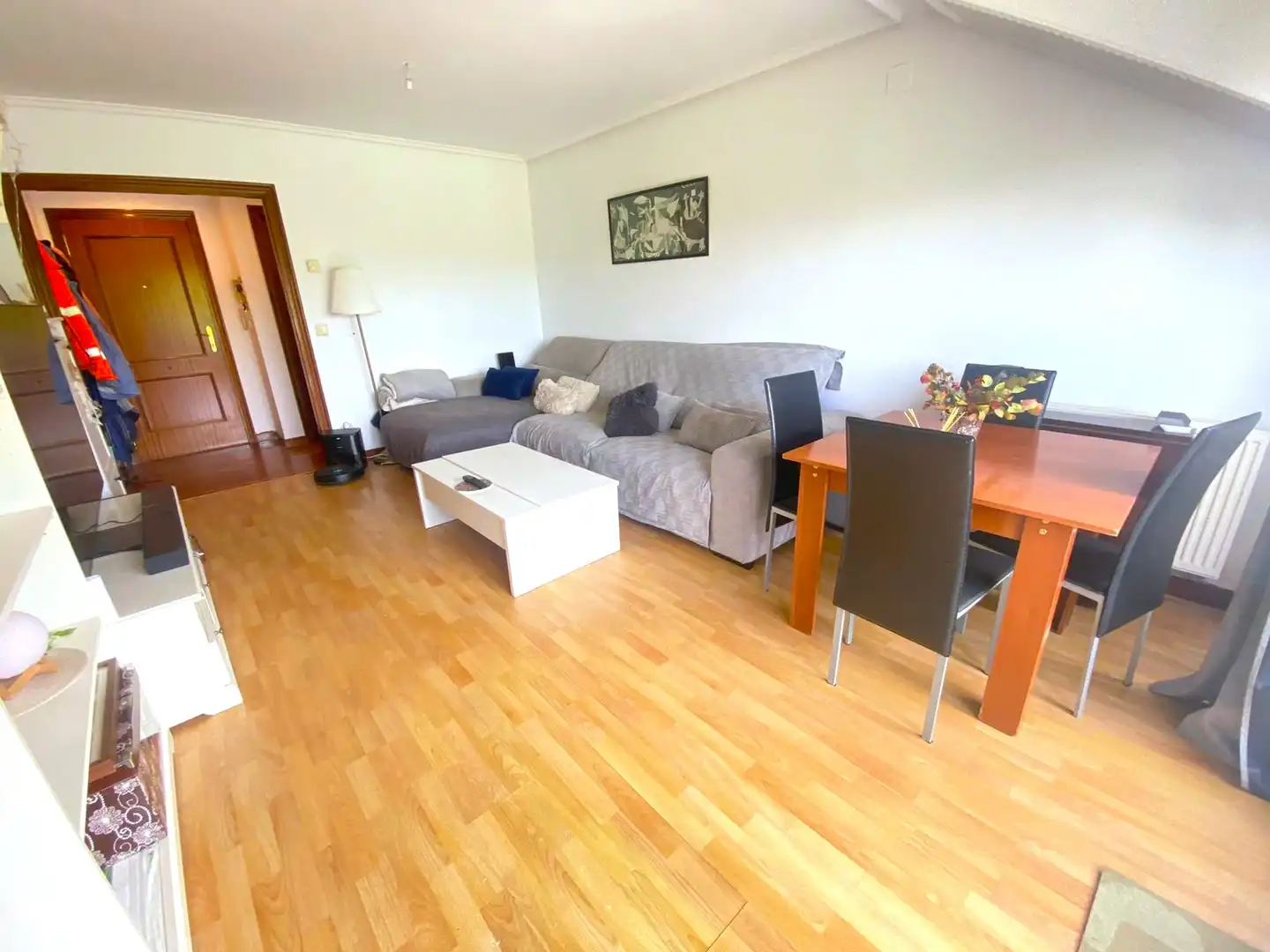 Wohnzimmer von Dachboden zum Verkauf in Castro-Urdiales mit Heizung, Privatgarten und Parkett