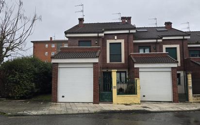 Vista exterior de Casa adosada en venda en Grado amb Aire condicionat, Calefacció i Balcó