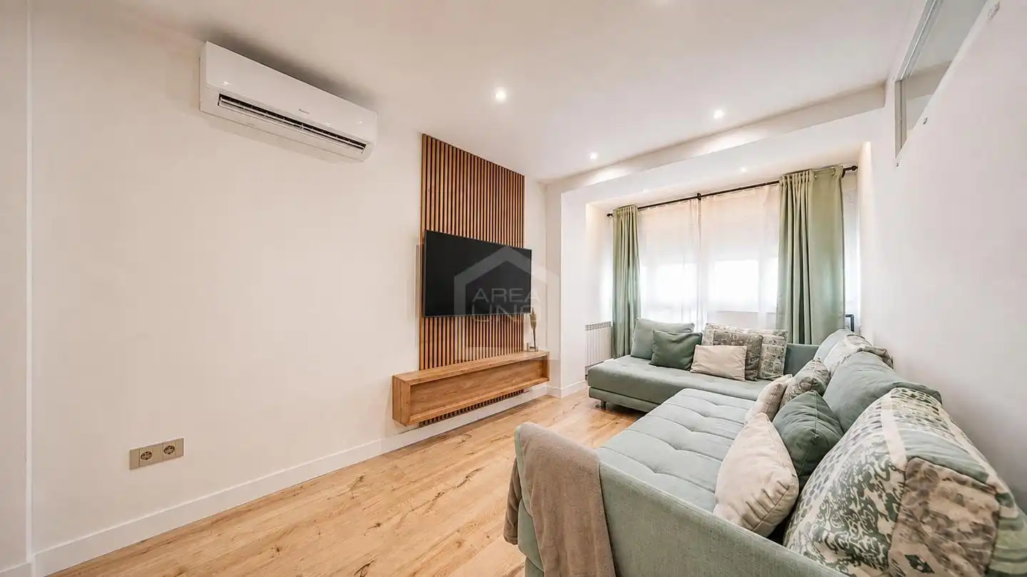 Living room of Flat for sale in Alcorcón  with Air Conditioner, Heating and Swimming Pool