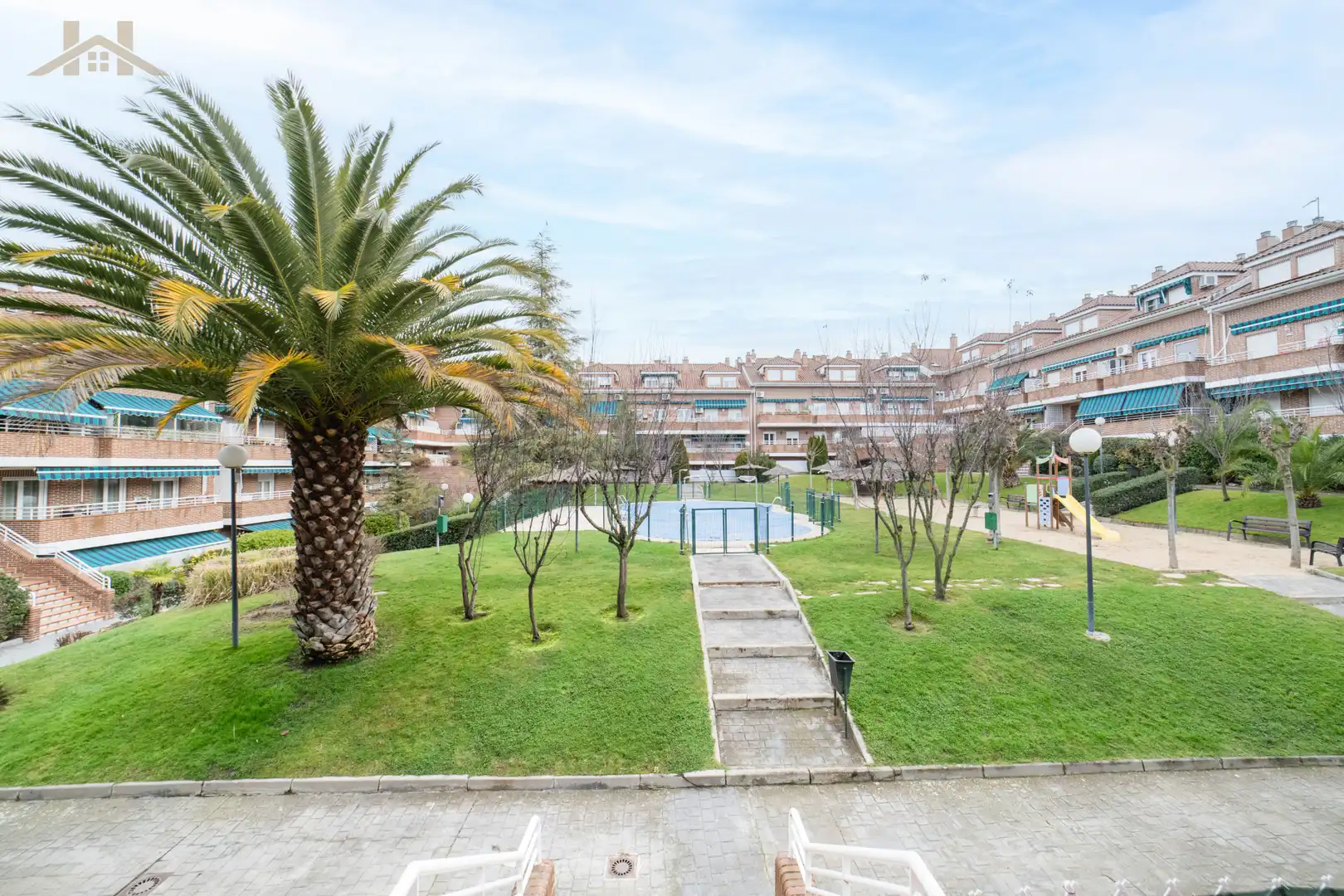 Vista exterior de Dúplex en venta en Sevilla la Nueva con Amueblado, Horno y Lavadora