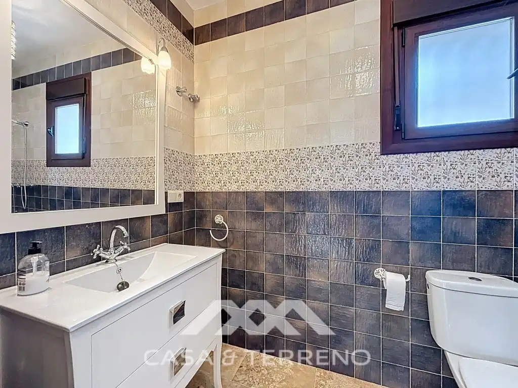 Baño de Casa adosada en venta en Salares con Terraza