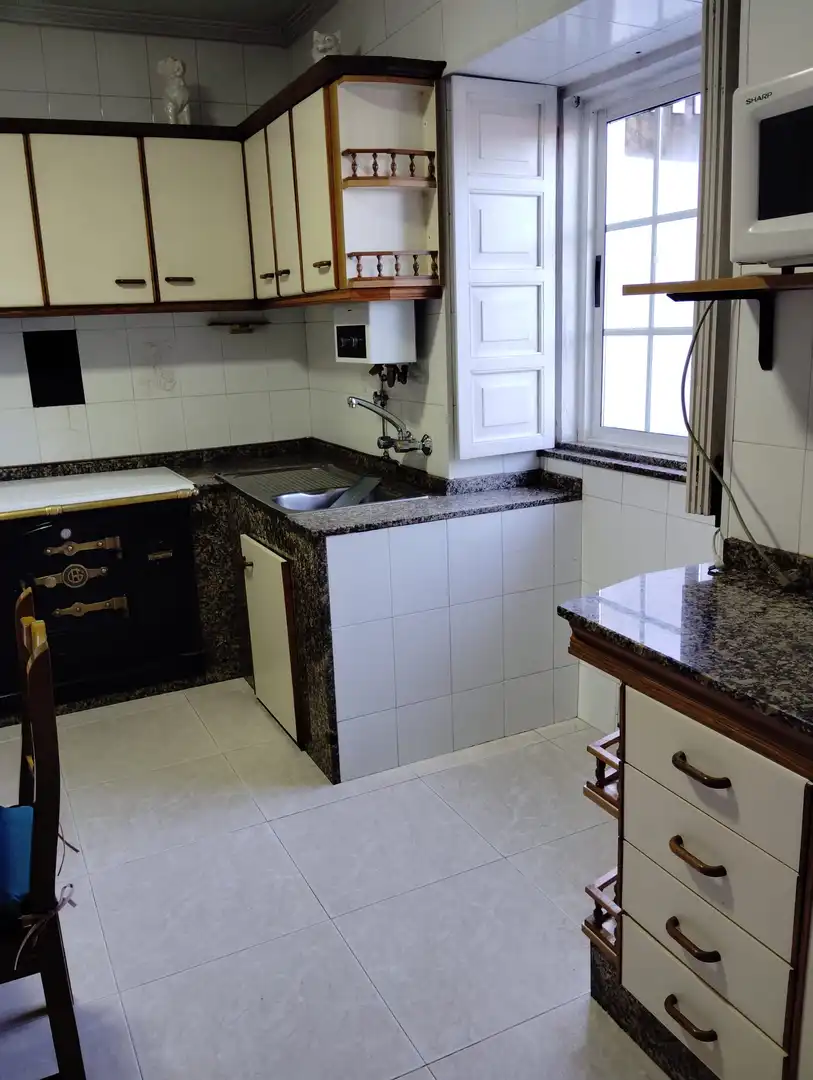 Cuina de Casa o xalet en venda en Noia amb Terrassa i Moblat