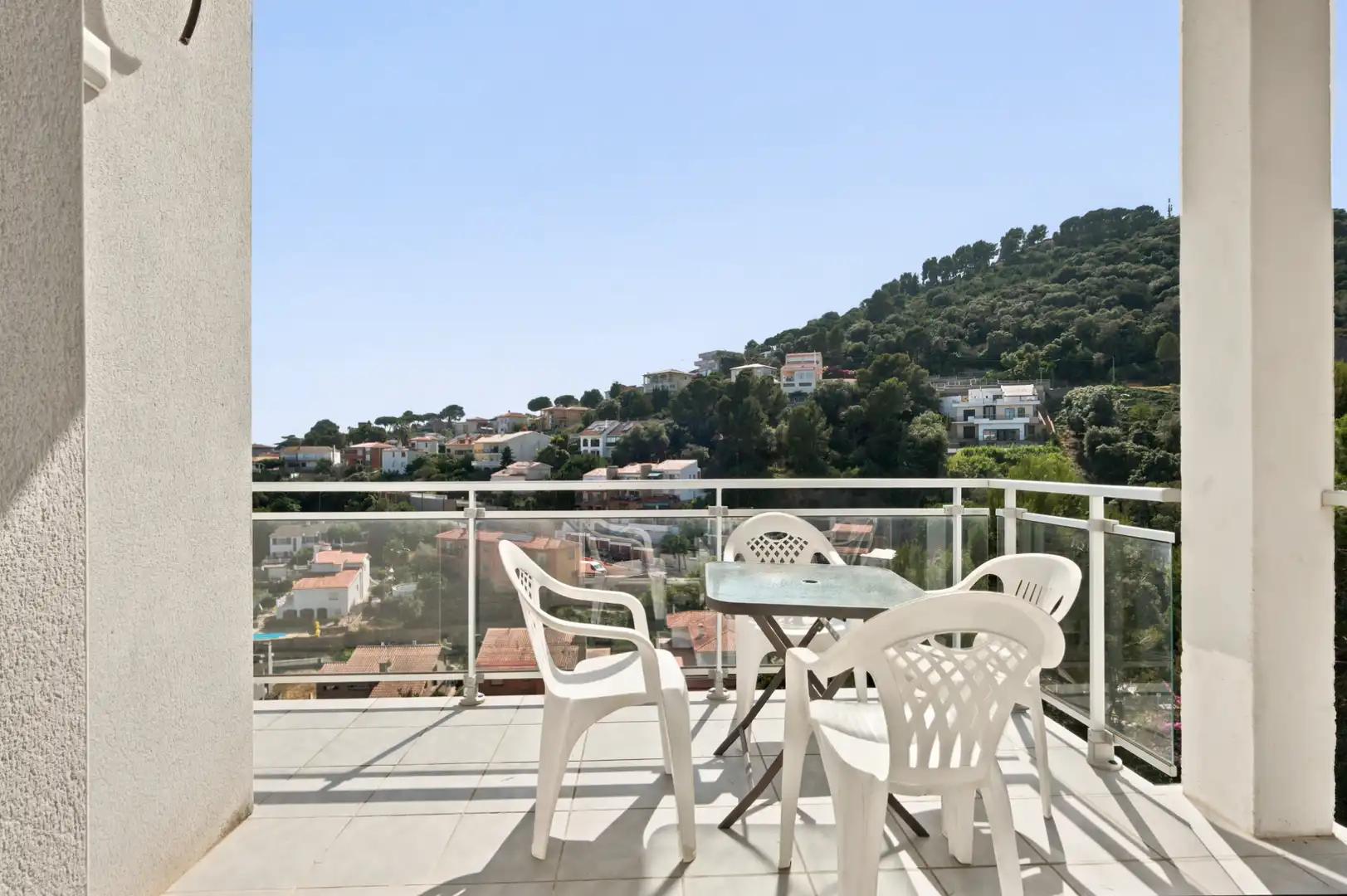 Terrasse von Einfamilien-Reihenhaus zum Verkauf in Santa Susanna mit Klimaanlage, Privatgarten und Terrasse