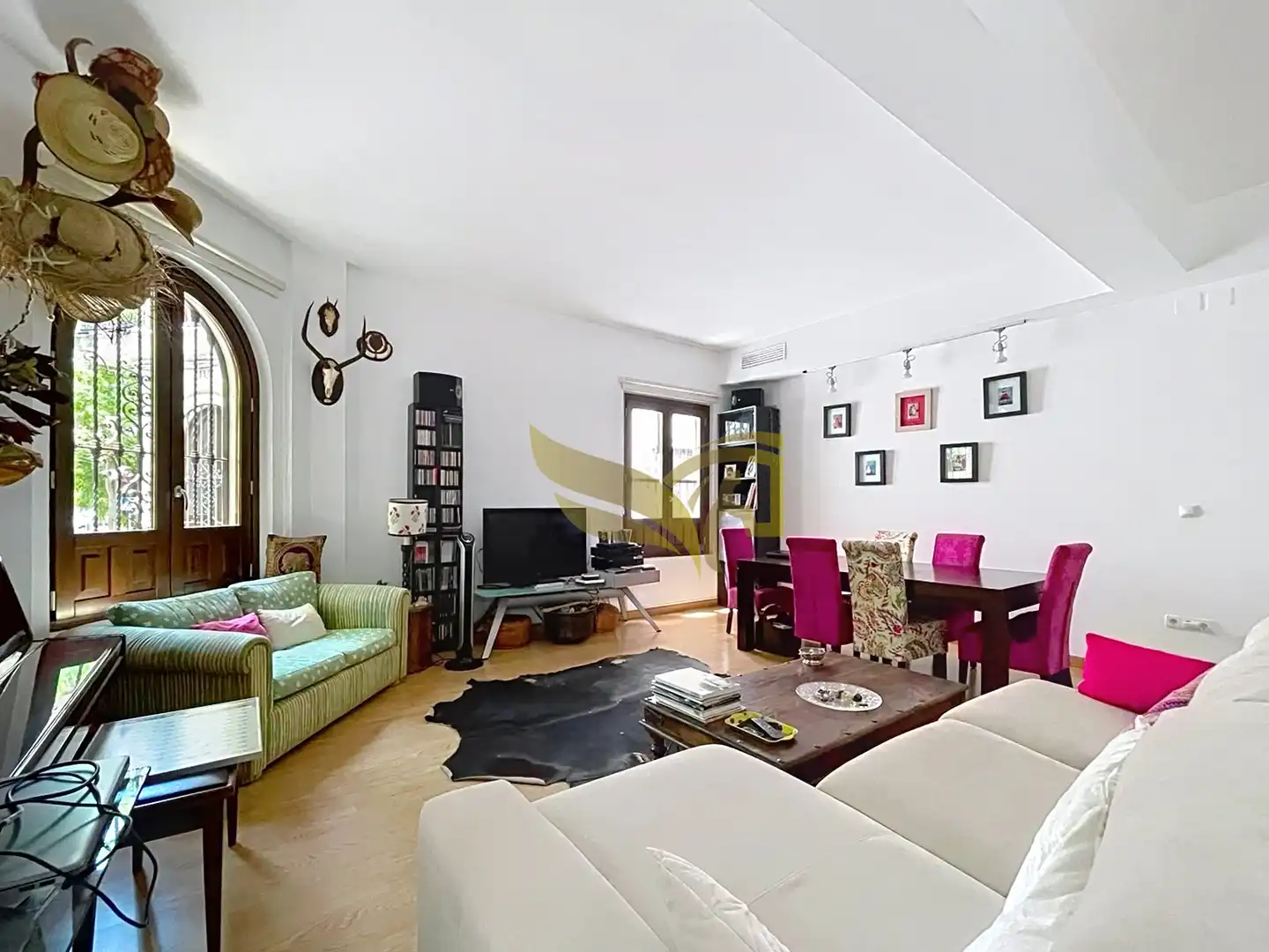 Living room of Flat for sale in Sevilla  with Air Conditioner, Heating and Storage room