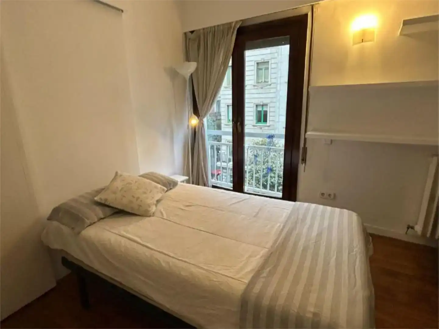 Dormitori de Apartament per a compartir en Barcelona amb Parquet, Moblat i Balcó
