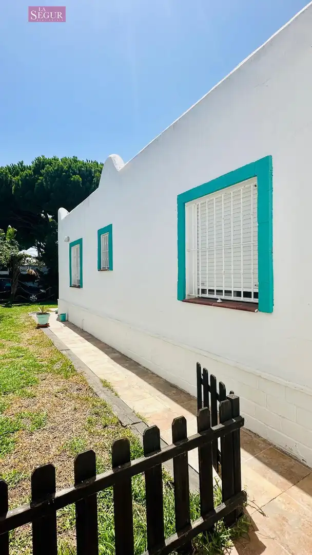Vista exterior de Casa o xalet en venda en Barbate amb Jardí privat, Terrassa i Moblat