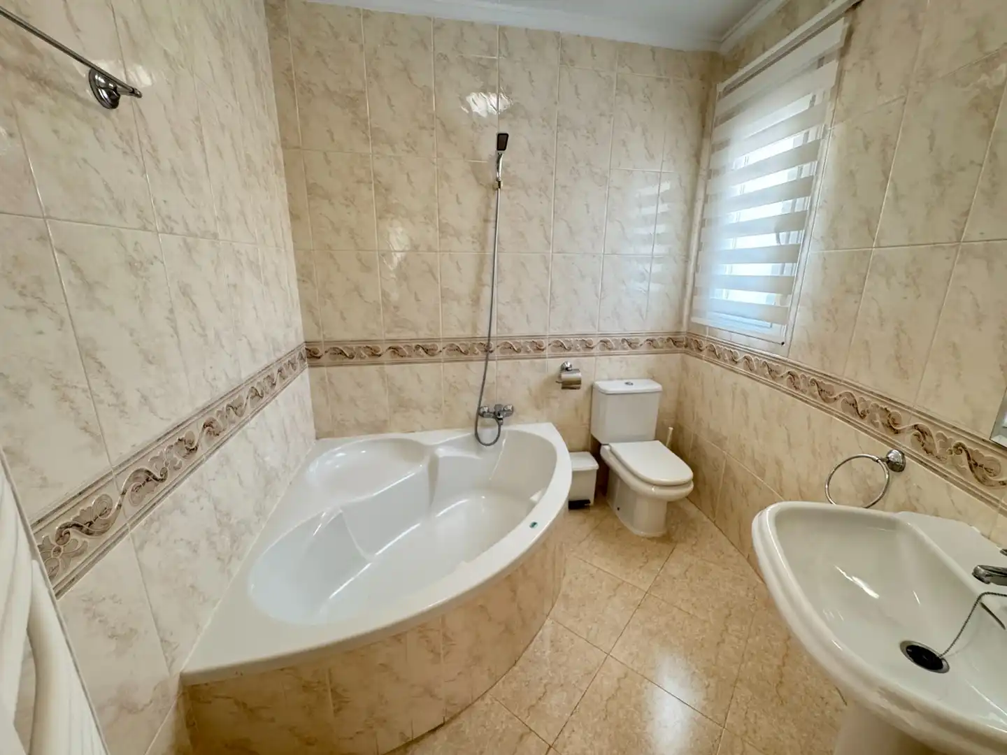 Bany de Casa o xalet en venda en Rojales amb Aire condicionat, Jardí privat i Terrassa