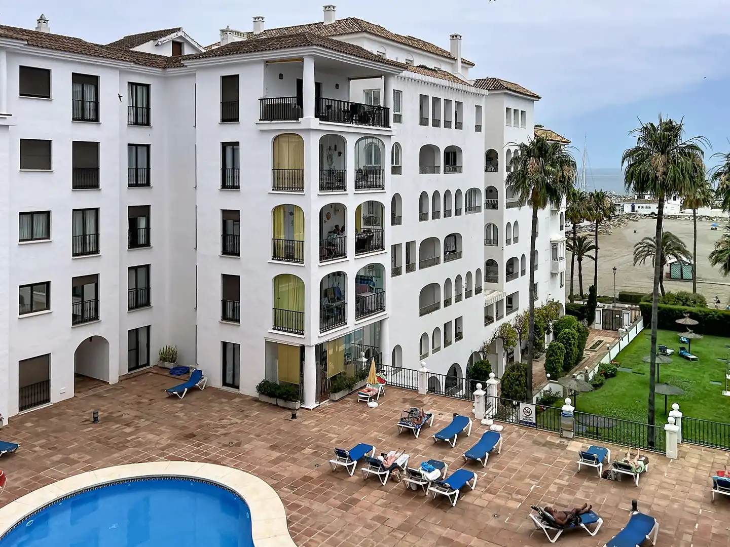 Außenansicht von Wohnungen zum Verkauf in Manilva mit Klimaanlage, Terrasse und Abstellraum