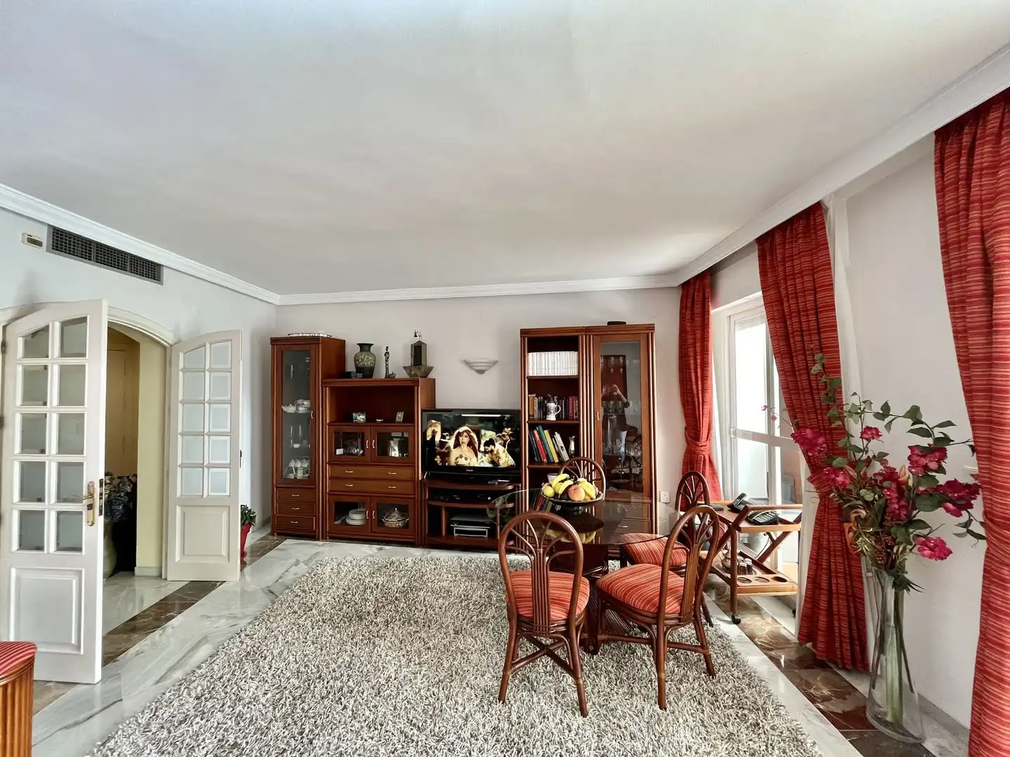 Sala de estar de Dúplex en venta en Marbella con Aire acondicionado, Trastero y Piscina comunitaria