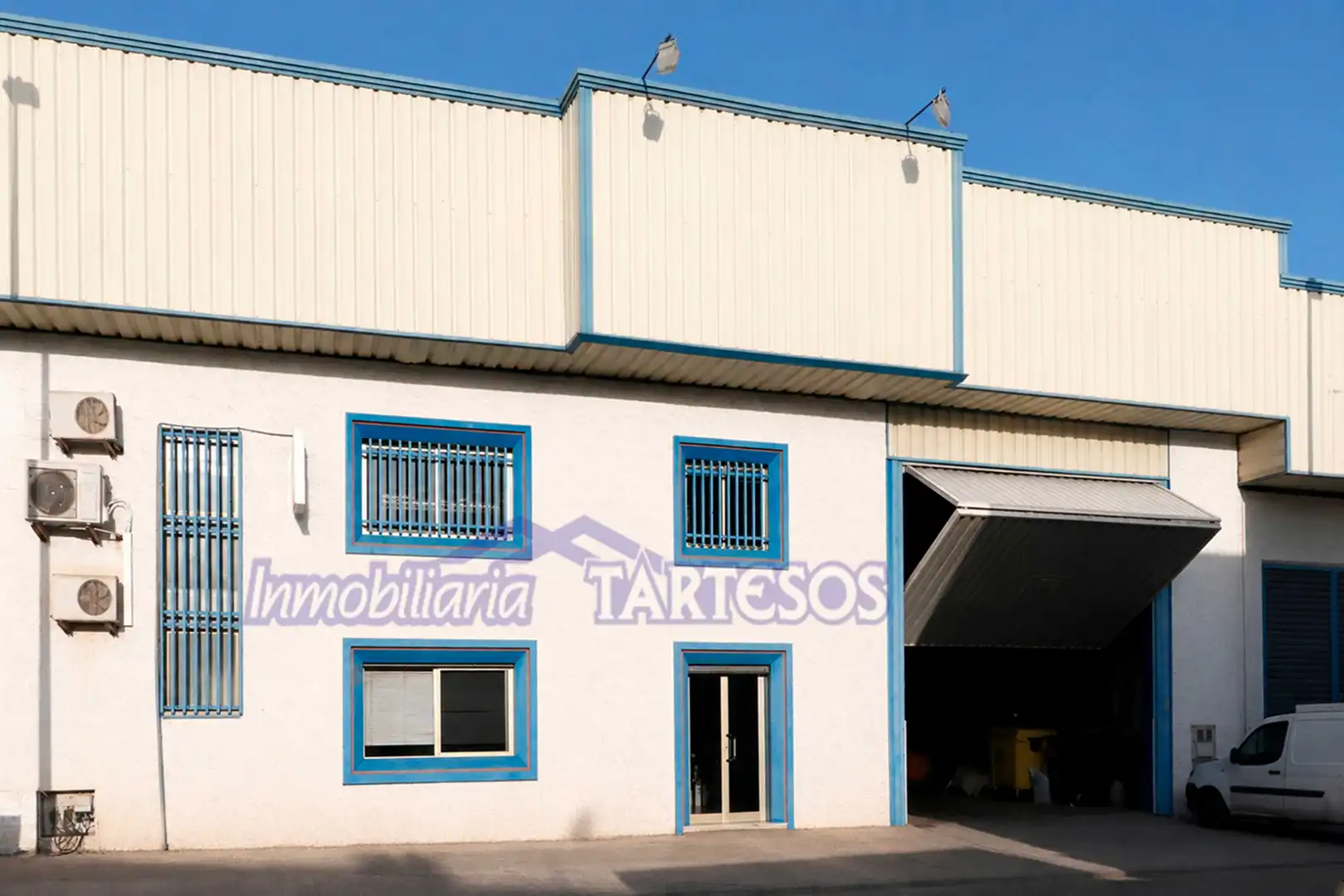 Außenansicht von Fabrikhallen zur Miete in Armilla mit Heizung und Alarm