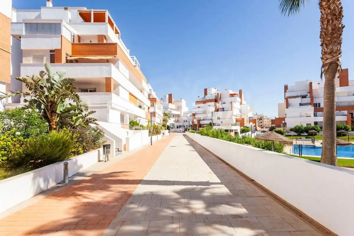 Außenansicht von Wohnung zum Verkauf in Roquetas de Mar mit Klimaanlage, Privatgarten und Terrasse