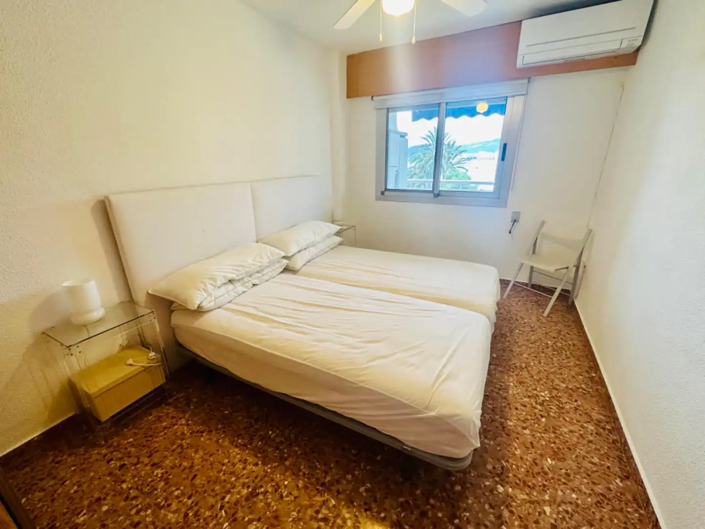 Habitación de Apartamento de alquiler en Cullera con Aire acondicionado, Jardín privado y Terraza