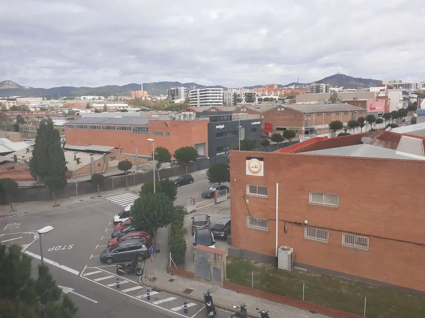 Vista exterior de Nau industrial en venda en Sant Joan Despí