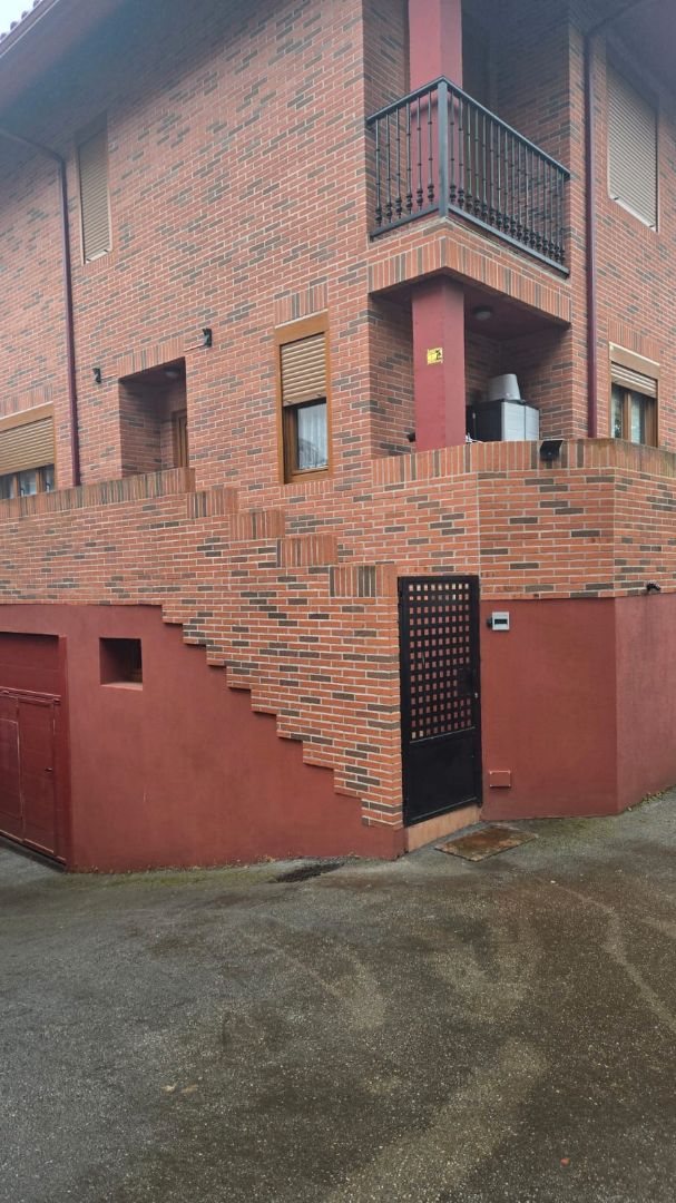 Vista exterior de Casa adosada en venda en Suances amb Calefacció, Jardí privat i Parquet