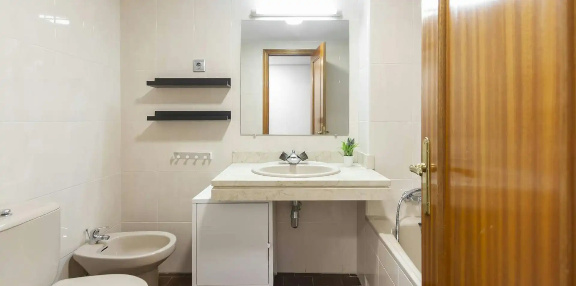 Bathroom of Flat for share in Madrid  with Heating, Furnished and Washing machine