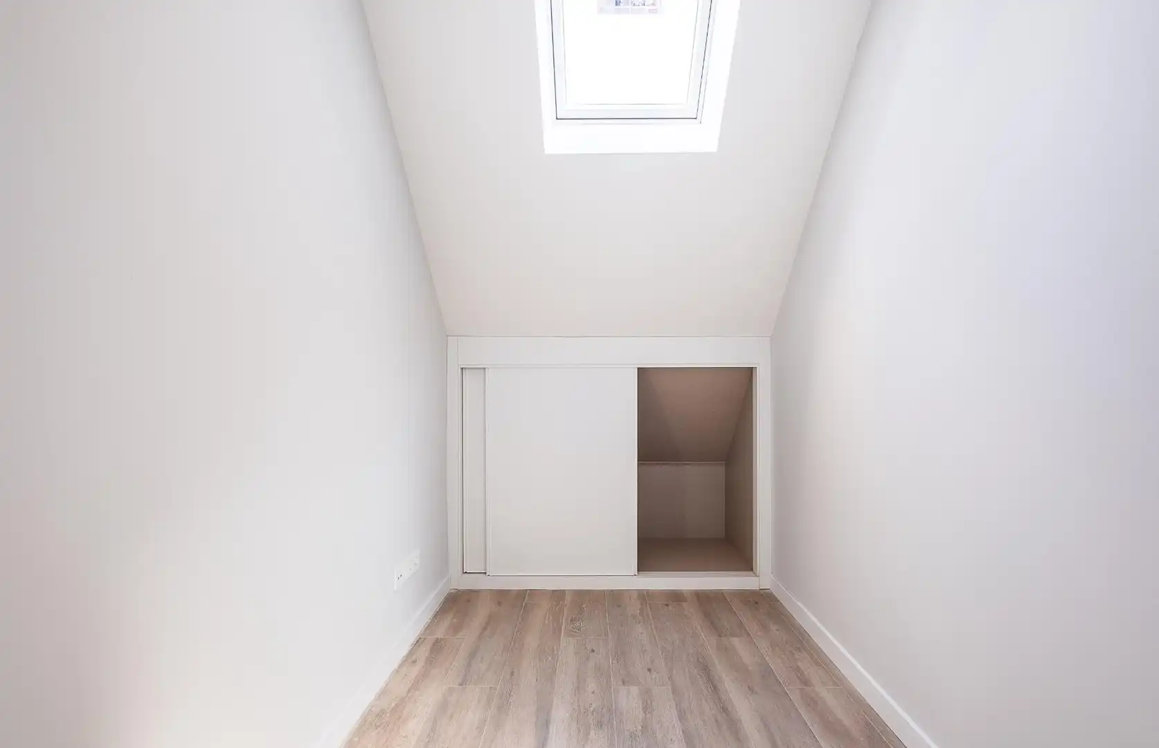 Schlafzimmer von Dachboden zum Verkauf in Madrid mit Klimaanlage, Heizung und Privatgarten