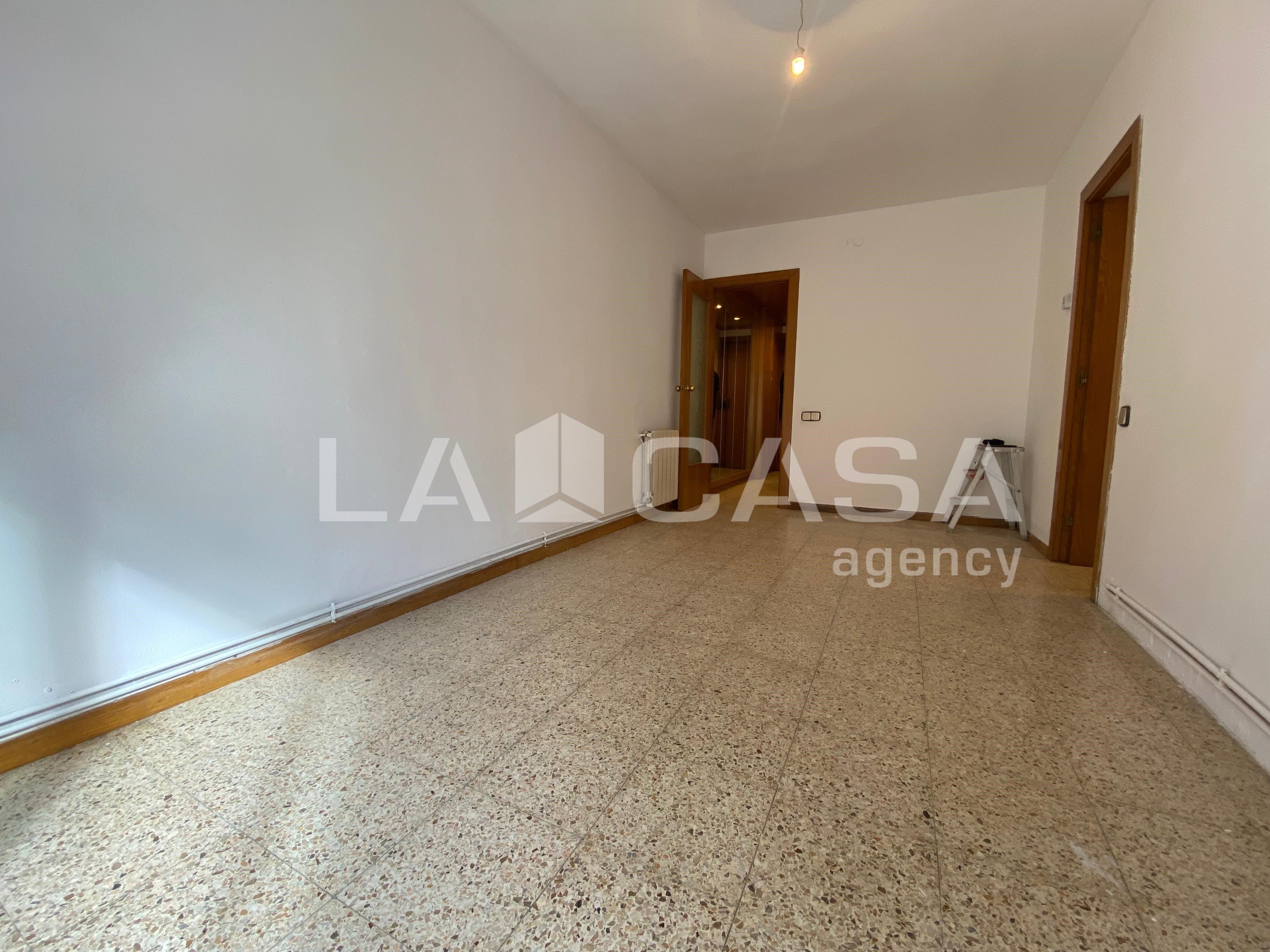 Piso en venta en Santa Coloma de Gramenet con Calefacción y Balcón