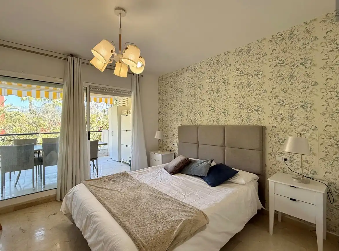 Dormitori de Pis en venda en Marbella amb Aire condicionat, Terrassa i Moblat