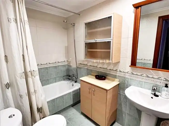Baño de Piso de alquiler en Santander con Calefacción, Terraza y Trastero