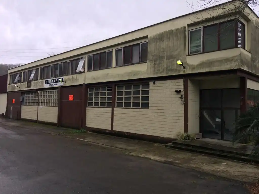Außenansicht von Fabrikhallen zum Verkauf in Hernani