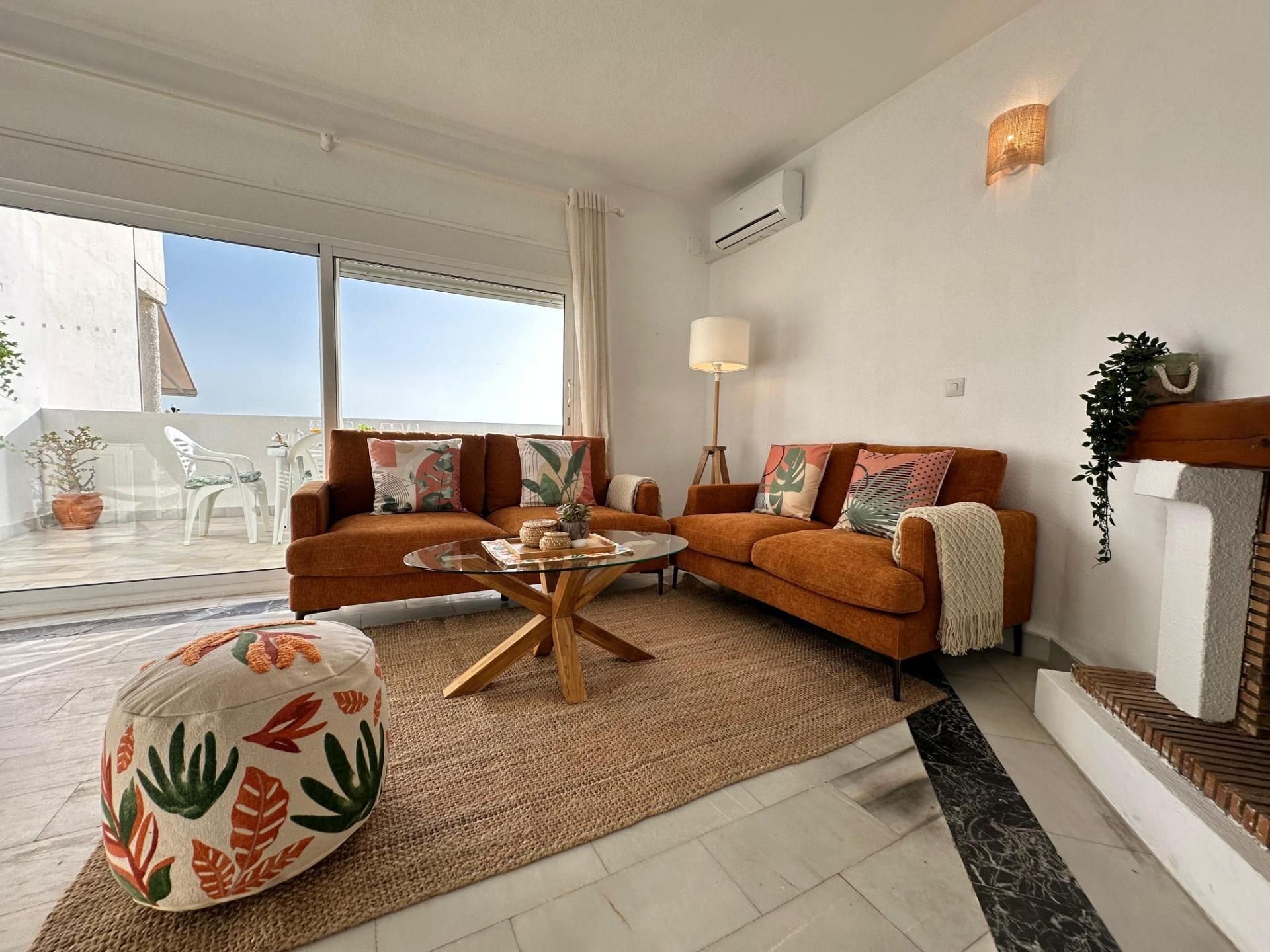 Sala d'estar de Àtic de lloguer en Mijas amb Aire condicionat, Jardí privat i Terrassa