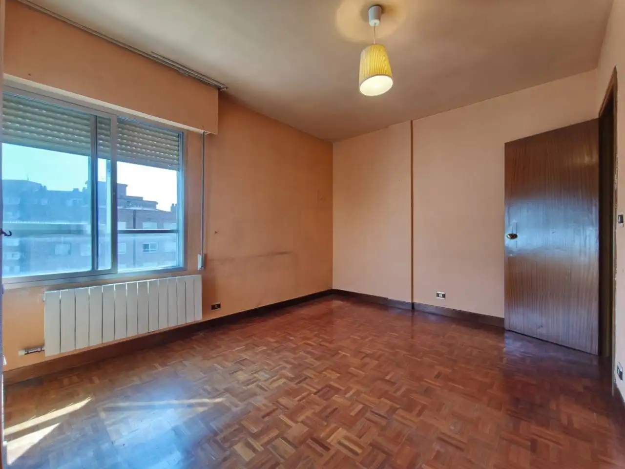 Dormitori de Pis en venda en Burgos amb Calefacció, Parquet i Terrassa