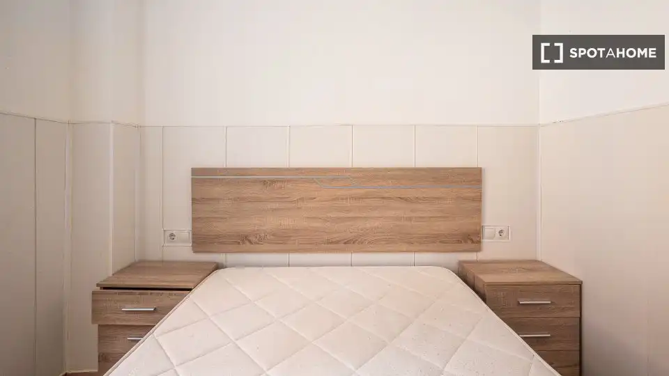 Dormitori de Apartament per a compartir en Madrid amb Aire condicionat, Terrassa i Moblat