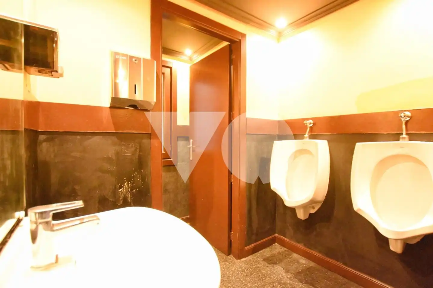 Baño de Local de alquiler en El Escorial con Aire acondicionado