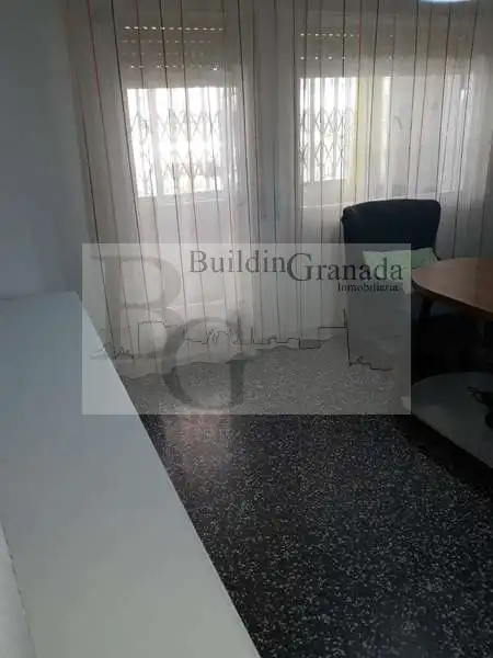 Habitación de Piso de alquiler en Granada con Terraza y Microondas