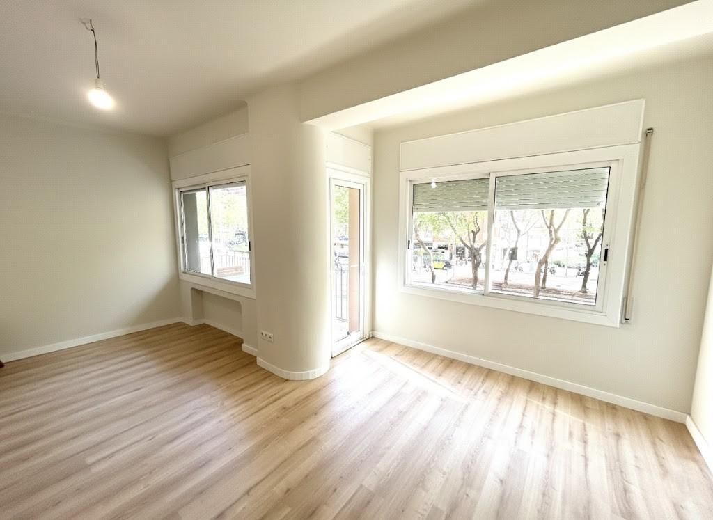 Dormitori de Pis de lloguer en  Barcelona Capital amb Balcó