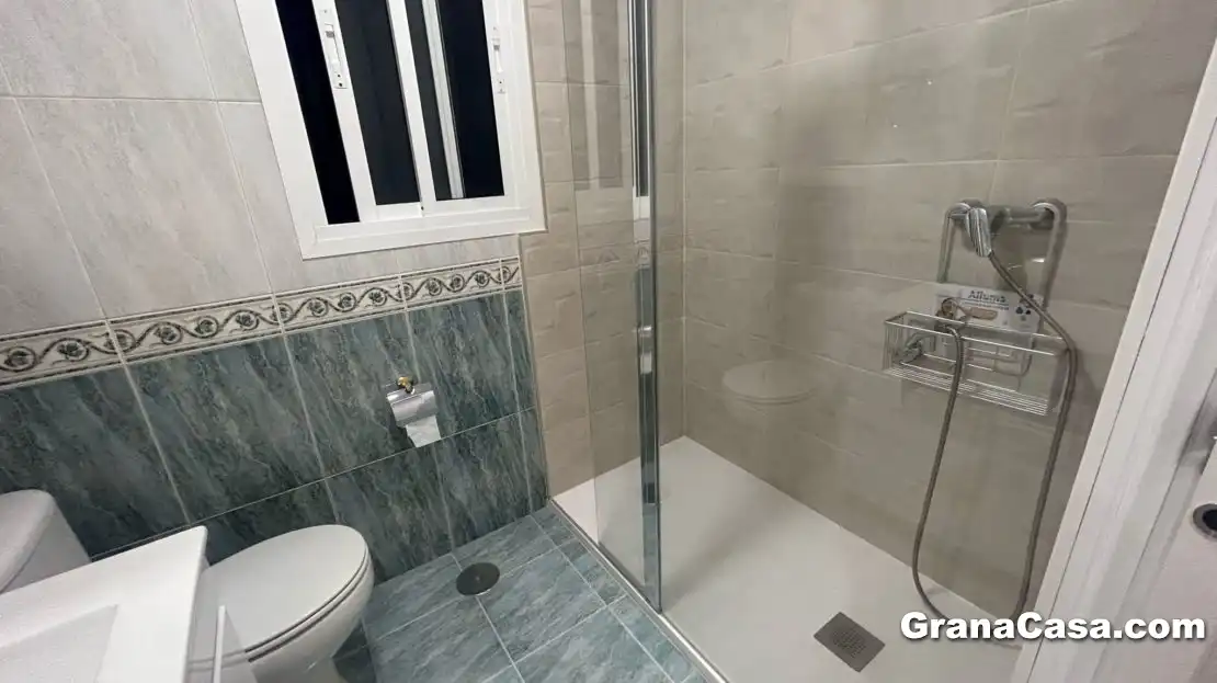 Bany de Pis de lloguer en Granada amb Aire condicionat, Calefacció i Moblat