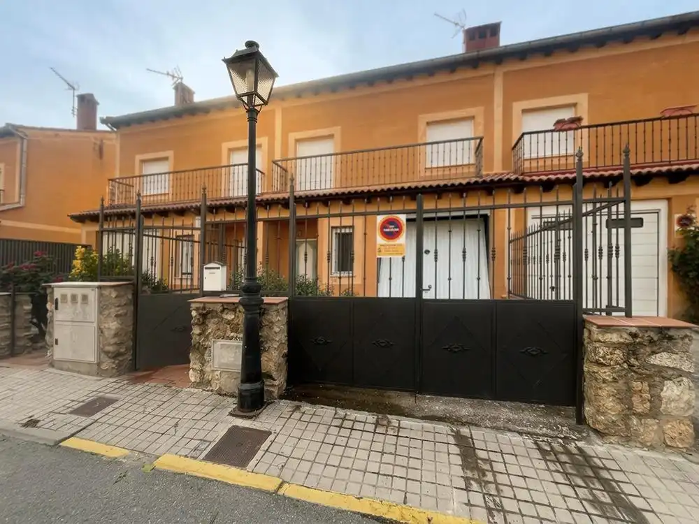 Adossat amb terrassa en venda a Palazuelos de Eresma