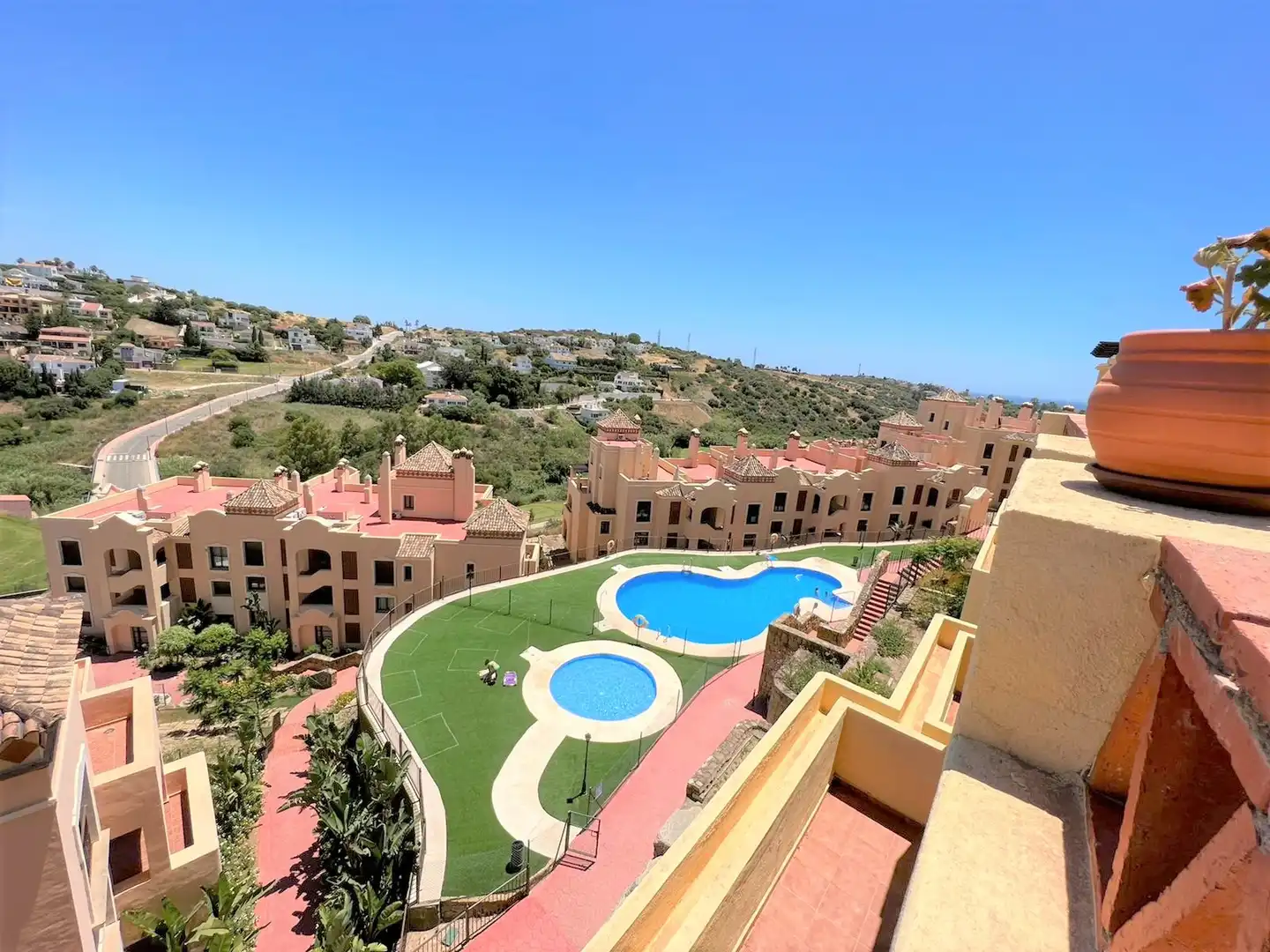 Vista exterior de Àtic en venda en Estepona amb Aire condicionat, Terrassa i Traster