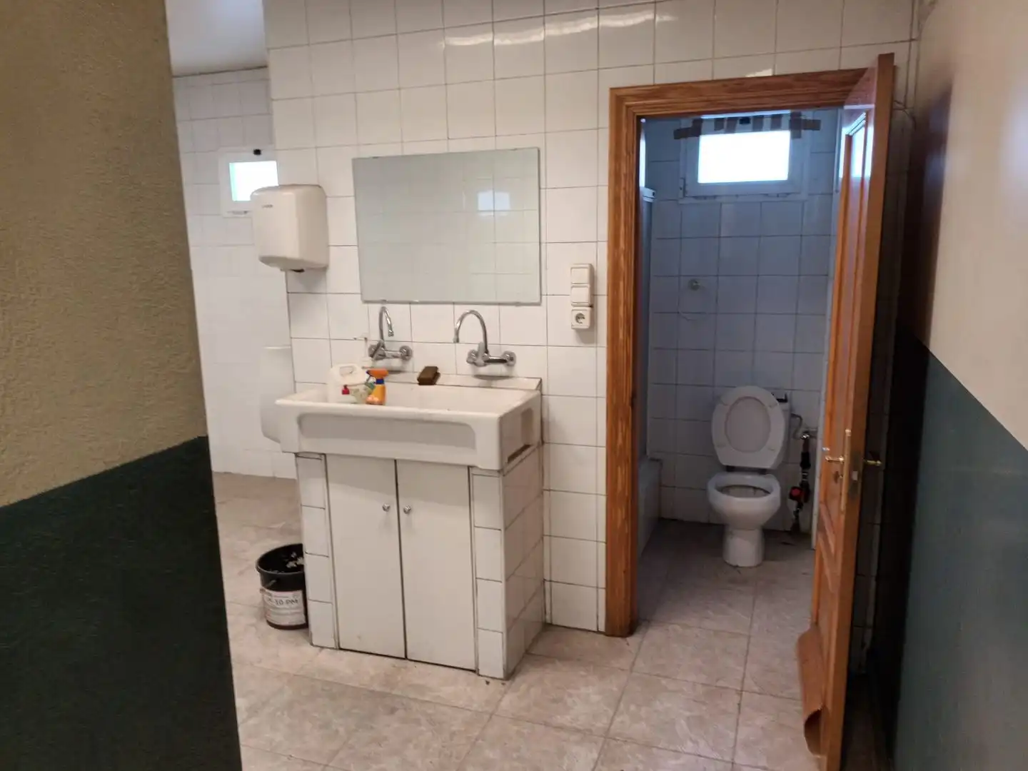 Badezimmer von Geschaftsraum zur Miete in Orkoien mit Heizung
