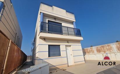 Vista exterior de Casa o xalet en venda en Vinaròs amb Piscina i Balcó