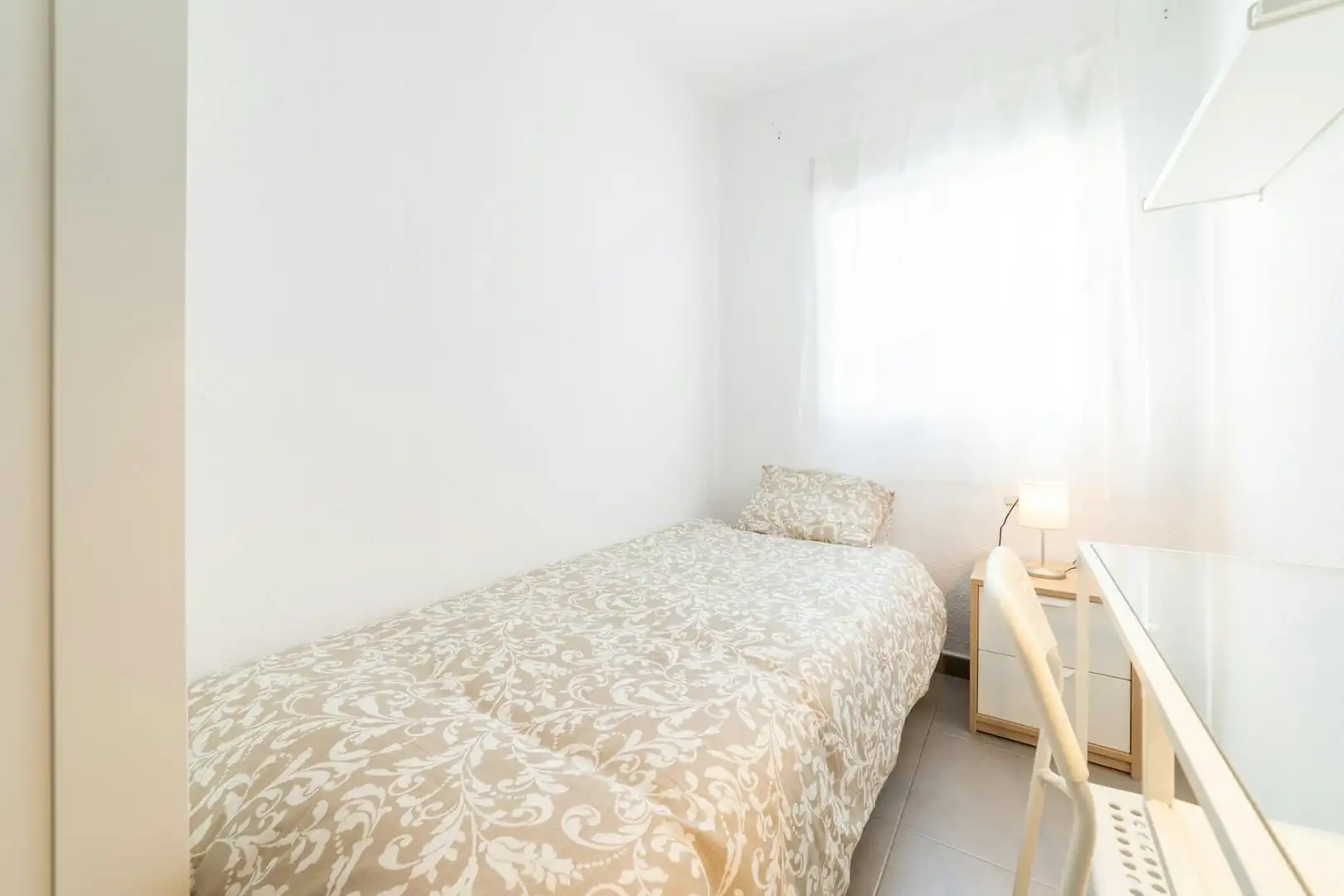 Schlafzimmer von Wohnung zur untervermieten in Valencia mit Möbliert, Waschmaschine und Fernseher